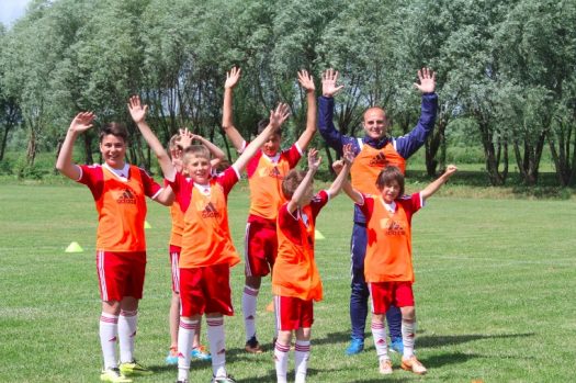 MacChoco поддерживает юных спортсменов в детском футбольном лагере Ajax Camps